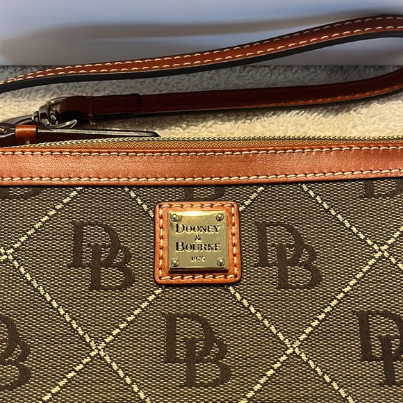 Dooney and Bourke large wristlet - Picture 2 of 2